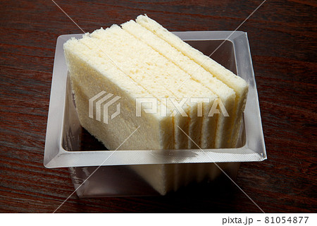 サンドウィッチ用の薄切り食パン 81054877