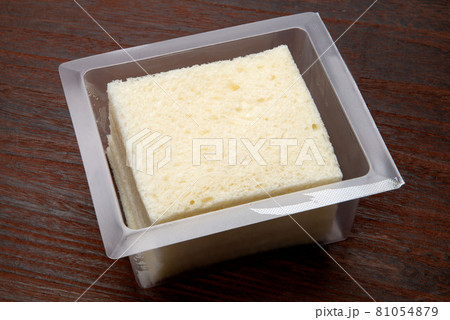 サンドウィッチ用の薄切り食パン 81054879