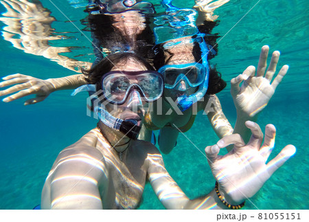 Young couple snorkeling in the honeymoon 81055151