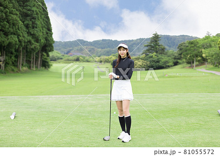 ゴルフを楽しむ女性　ティーグラウンド　ドライバー 81055572