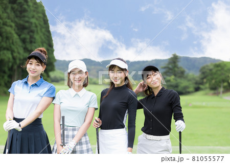 ゴルフを楽しむ女性　ティーグラウンド 81055577