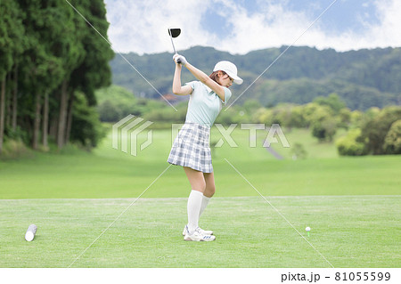 ゴルフを楽しむ女性　ティーショット　ドライバー 81055599