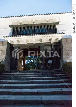 「黄昏の小田原城」　午後6時40分ごろ夜間照明の開始と共に白壁の天守閣、重厚な常盤門が浮かび上がった 81055892