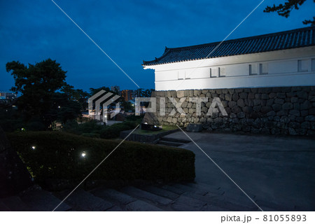 「黄昏の小田原城」　午後6時40分ごろ夜間照明の開始と共に白壁の天守閣、重厚な常盤門が浮かび上がった 81055893