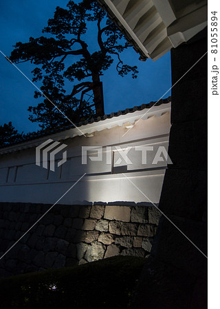 「黄昏の小田原城」　午後6時40分ごろ夜間照明の開始と共に白壁の天守閣、重厚な常盤門が浮かび上がった 81055894