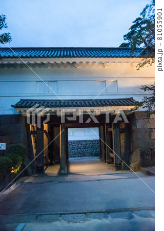 「黄昏の小田原城」　午後6時40分ごろ夜間照明の開始と共に白壁の天守閣、重厚な常盤門が浮かび上がった 81055901