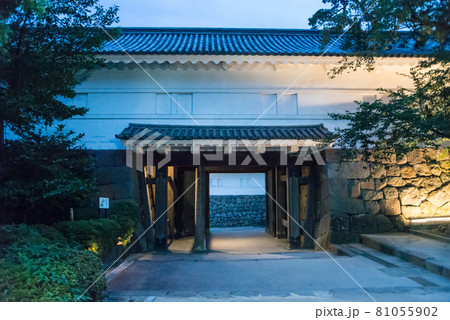 「黄昏の小田原城」 午後6時40分ごろ夜間照明の開始と共に白壁の天守閣、重厚な常盤門が浮かび上がった 「黄昏の小田原城」 午後6時40分ごろ夜間照明の開始と共に白壁の天守閣、重厚な常盤門が浮かび上がった 81055902