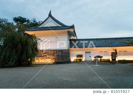 「黄昏の小田原城」　午後6時40分ごろ夜間照明の開始と共に白壁の天守閣、重厚な常盤門が浮かび上がった 81055927