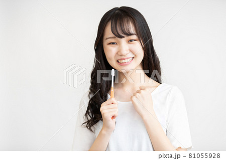 デンタルケアをする10代の女性  81055928
