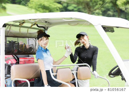 ゴルフを楽しむ女性 カート 給水 ゴルフを楽しむ女性 カート 給水 81056167