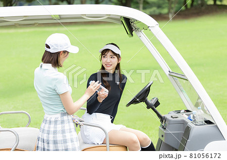 ゴルフを楽しむ女性 カート 給水 ゴルフを楽しむ女性 カート 給水 81056172
