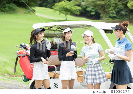 ゴルフを楽しむ女性 カート 休憩 ゴルフを楽しむ女性 カート 休憩 81056174