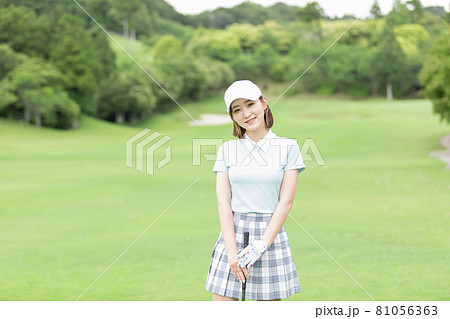 ゴルフを楽しむ女性 81056363