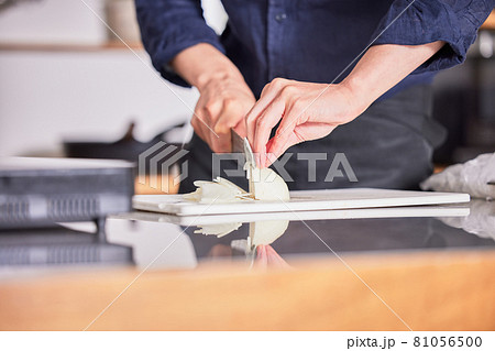 玉ねぎを包丁で切るエプロン姿の若い男性の手 料理男子イメージ 玉ねぎを包丁で切るエプロン姿の若い男性の手 料理男子イメージ 81056500