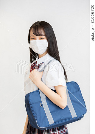 女子高生 受験 体調管理 コロナウイルス 感染防止 夏 マスクの写真素材