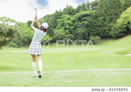 ゴルフを楽しむ女性　ティーグランド 81056850