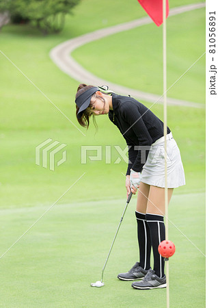 ゴルフを楽しむ女性　グリーン 81056891