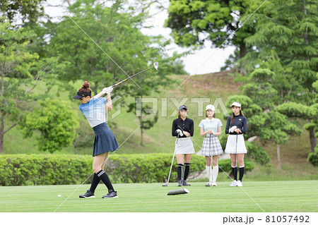 ゴルフを楽しむ女性　ティーショット　ドライバー 81057492