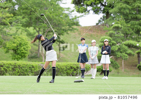 ゴルフを楽しむ女性　ティーショット　ドライバー 81057496