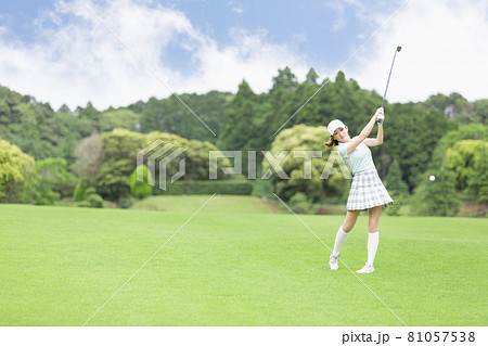 ゴルフを楽しむ女性 ゴルフを楽しむ女性 81057538
