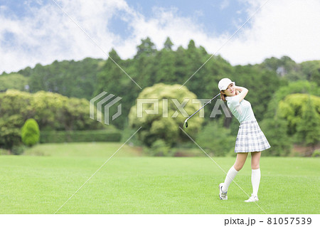 ゴルフを楽しむ女性 ゴルフを楽しむ女性 81057539