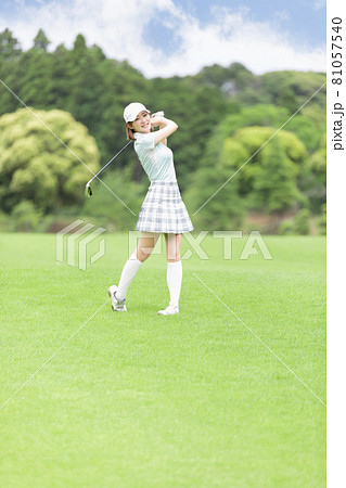 ゴルフを楽しむ女性 ゴルフを楽しむ女性 81057540