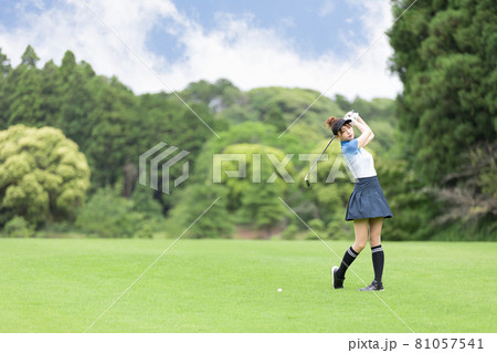 ゴルフを楽しむ女性 ゴルフを楽しむ女性 81057541