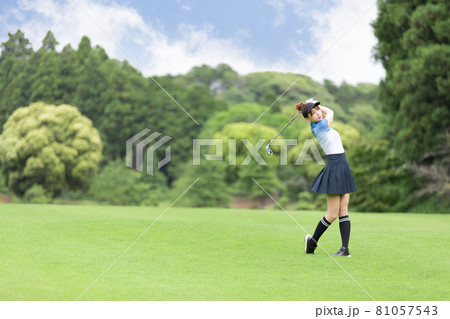 ゴルフを楽しむ女性 ゴルフを楽しむ女性 81057543