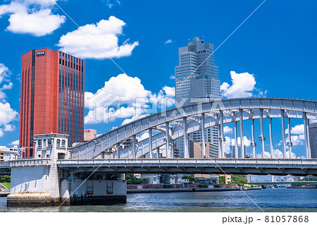《東京都》勝どき橋と都市風景・夏の東京ベイエリア 81057868