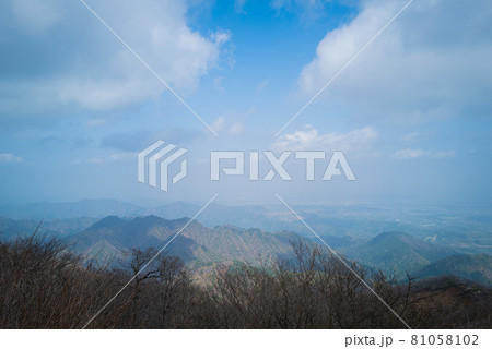 ヤビツ峠から大山登山の尾根道 ヤビツ峠から大山登山の尾根道 81058102