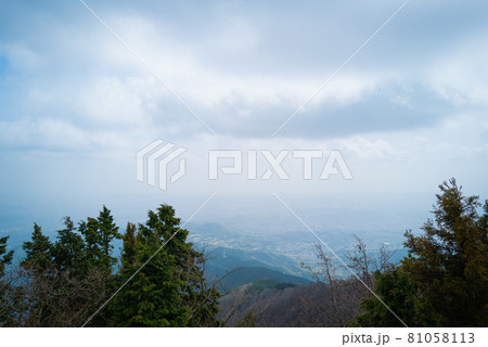 ヤビツ峠から大山登山の尾根道 ヤビツ峠から大山登山の尾根道 81058113