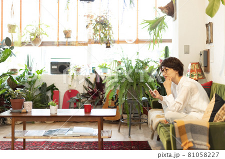 スマートフォンを操作する女性 81058227