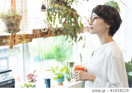 スムージーを飲む女性 81058229