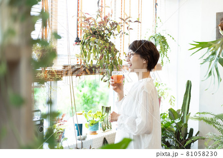 スムージーを飲む女性 81058230