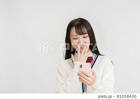 女子高生　受験生　スマートフォン 81058430