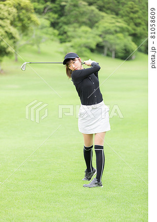 ゴルフを楽しむ女性 ゴルフを楽しむ女性 81058609