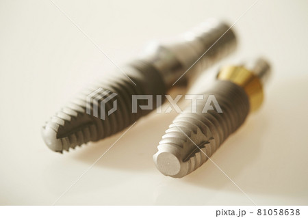 インプラントのボルト　歯科イメージ 81058638