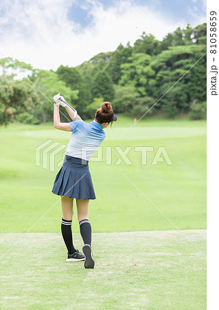 ゴルフを楽しむ女性　ショートコース 81058659