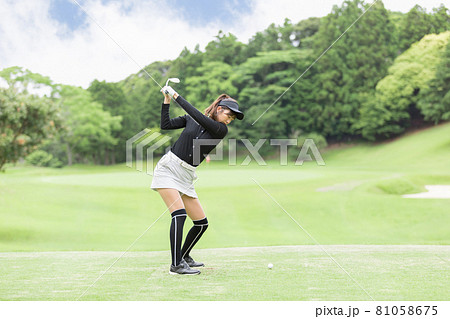 ゴルフを楽しむ女性　ティーグランド 81058675