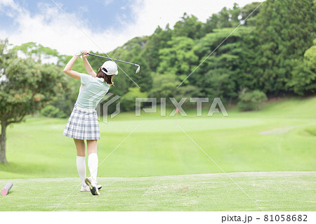 ゴルフを楽しむ女性　ティーグランド 81058682