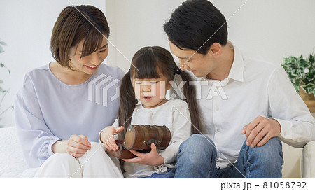 宝箱のオモチャで遊ぶ子供と両親（育児・子育て・家族・ファミリー） 81058792