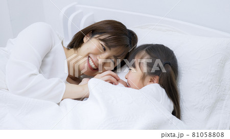 ベッドで眠る子供と母親(育児・子育て・家族・ファミリー) ベッドで眠る子供と母親(育児・子育て・家族・ファミリー) 81058808