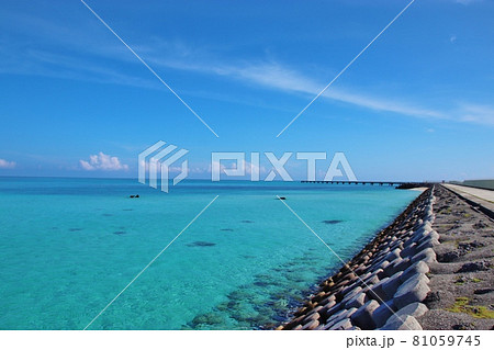 宮古島　下地島空港　17エンドの青い海 81059745