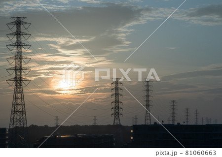送電線鉄塔、朝日、夕日 81060663