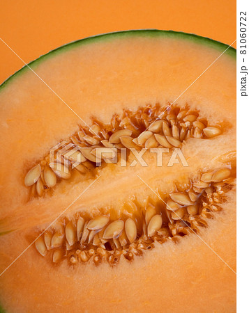 カットした赤肉メロン 81060722