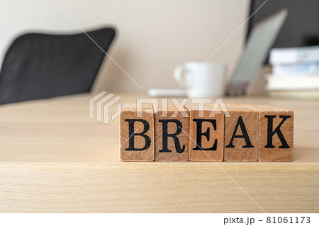 休憩|「BREAK」と書かれたスタンプと席を外したオフィスデスクの風景 休憩|「BREAK」と書かれたスタンプと席を外したオフィスデスクの風景 81061173