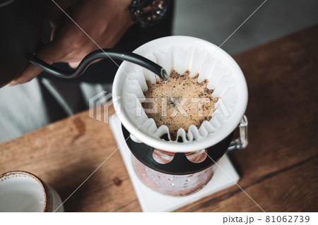 barista dripping coffee and slow coffee bar style barista dripping coffee and slow coffee bar style 81062739