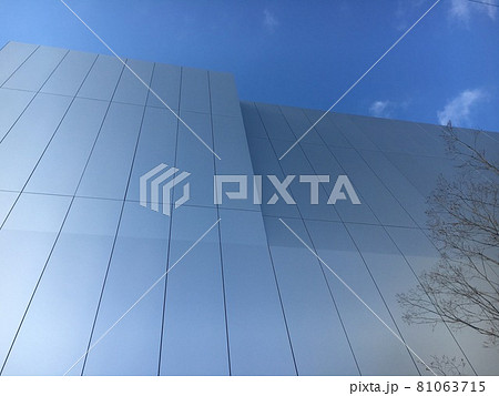 空に溶ける壁 81063715