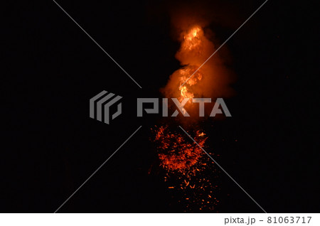 闇に爆ぜる炎(東大寺・二月堂 お水取り/奈良県奈良市雑司町) 闇に爆ぜる炎(東大寺・二月堂 お水取り/奈良県奈良市雑司町) 81063717