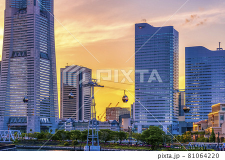 横浜桜木町の都市風景　夕日とロープウェイ 81064220